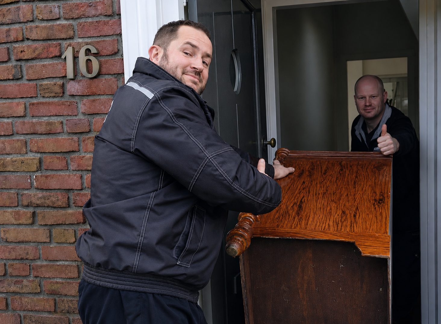 Medewerker van Hoekema Verhuizingen hangt een lamp op in de nieuwe woning van een klant