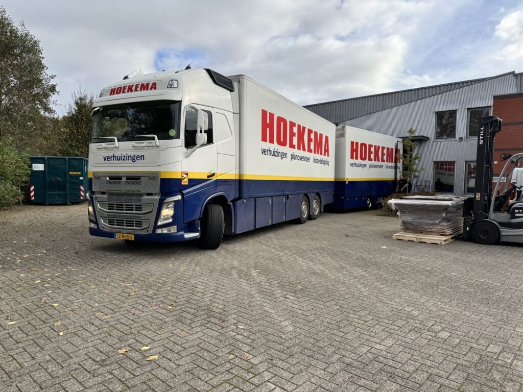 Laden van een aanhanger bij de opslaghallen
