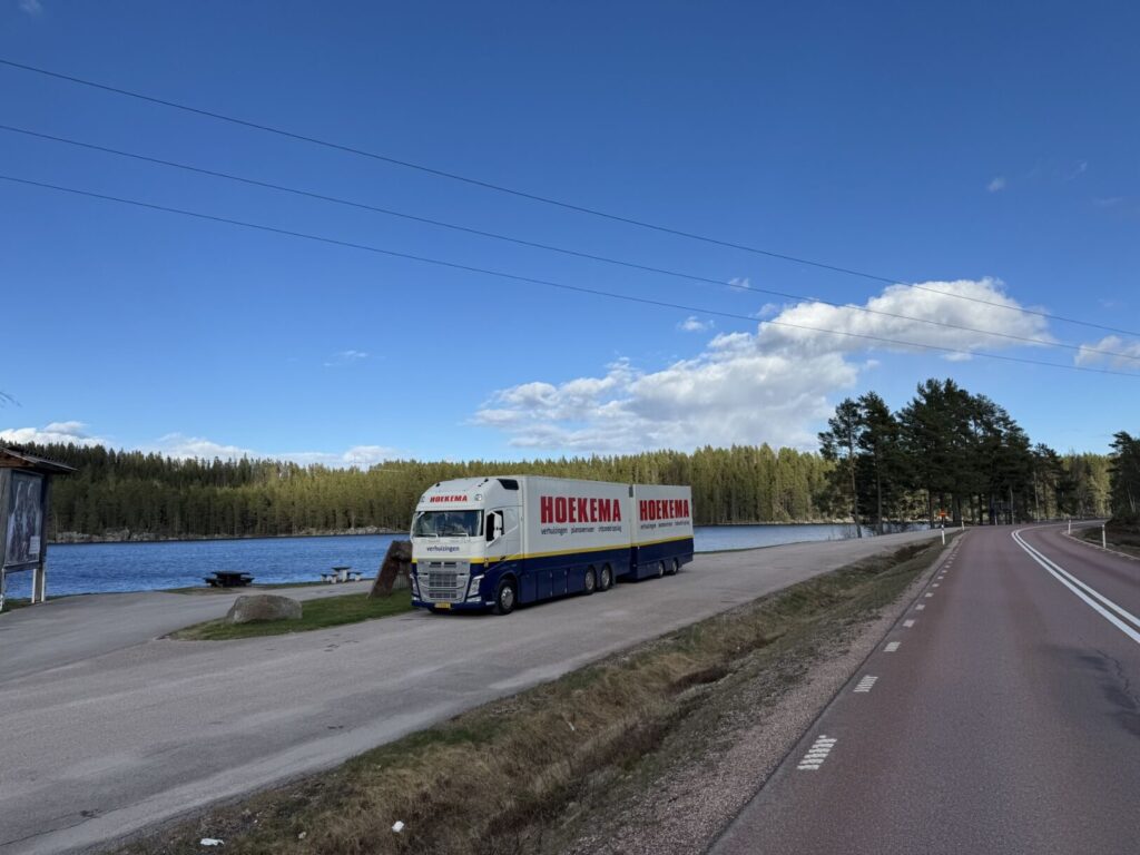 Verhuiswagen met aanhanger op een bergpas