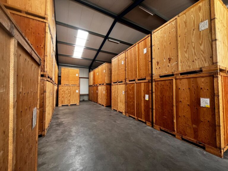 Houten opslagkisten in de opslaghal van Hoekema Verhuizingen in Sumar