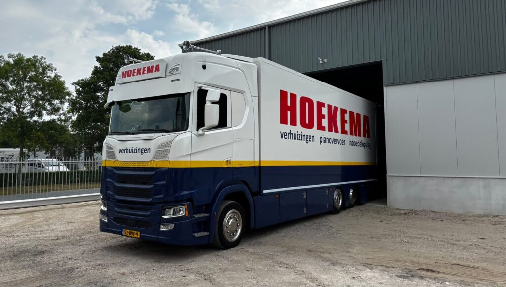 Open gereedschapskoffer van Hoekema Verhuizingen op de vloer in een woning
