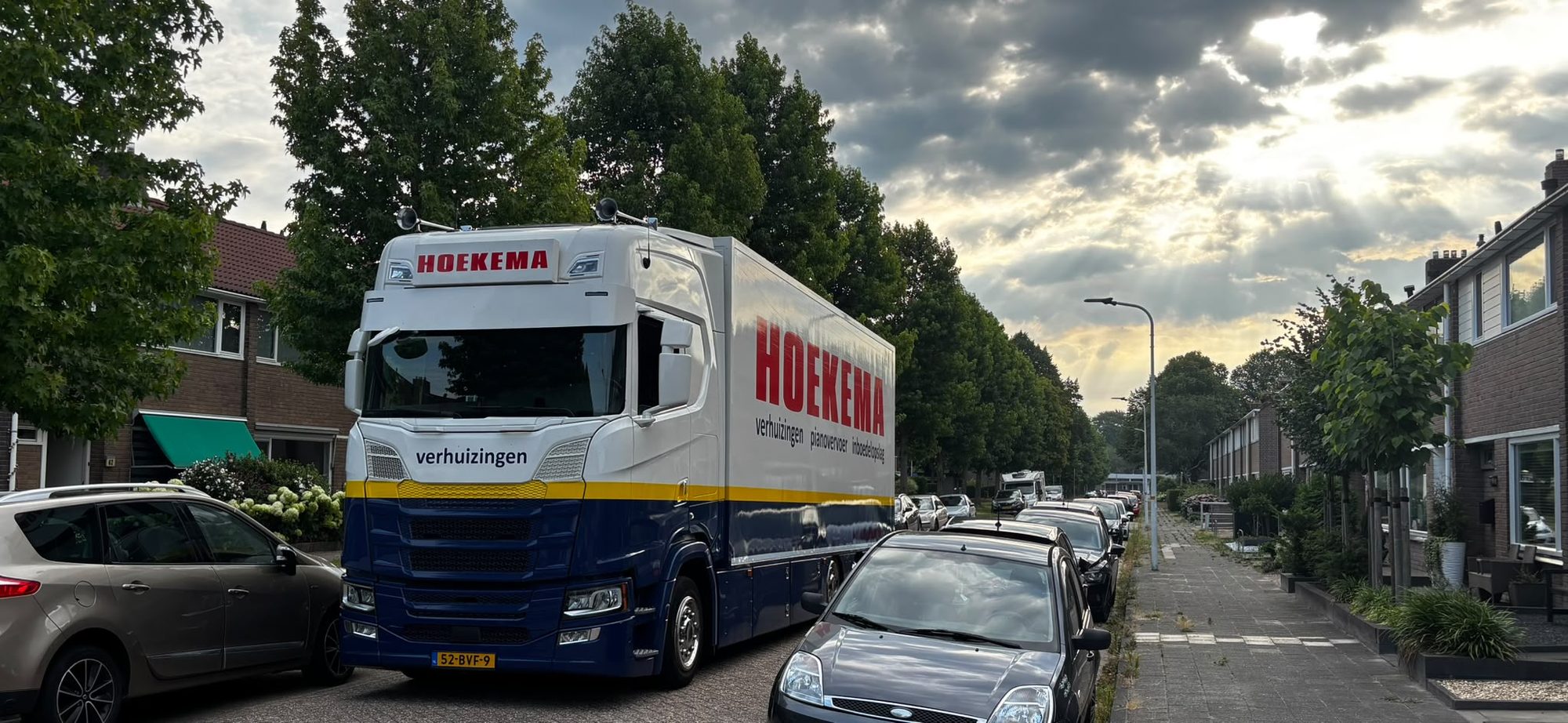 Staande piano van een klant op de pianowagen van Hoekema Verhuizingen, onderweg naar de verhuiswagen