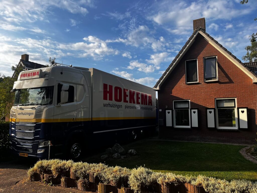 Verhuiswagen van Hoekema Verhuizingen bij een woning aan het eind van de verhuisdag