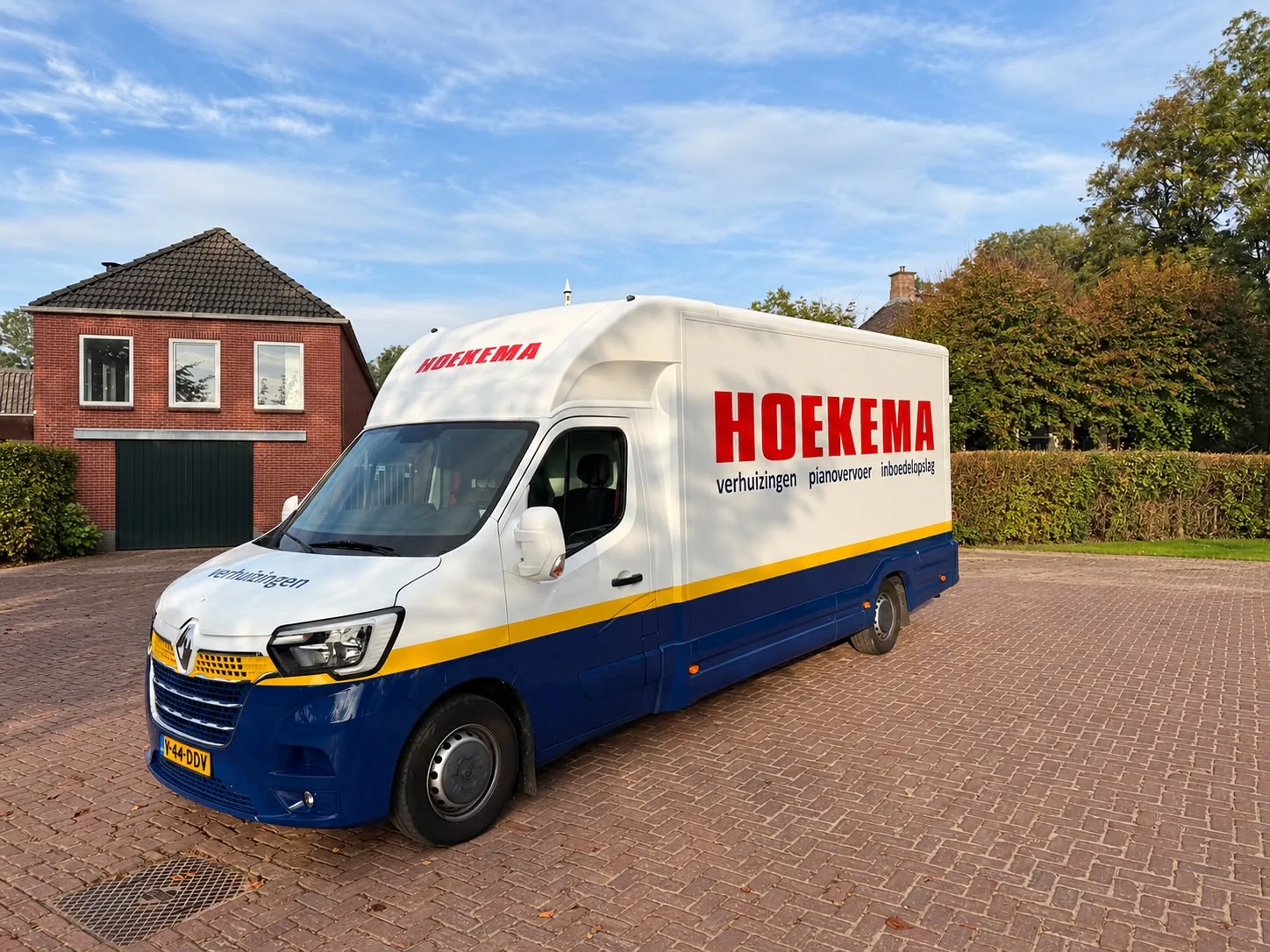 De bakwagen van Hoekema Verhuizingen voor pianovervoer, klaar op het erf
